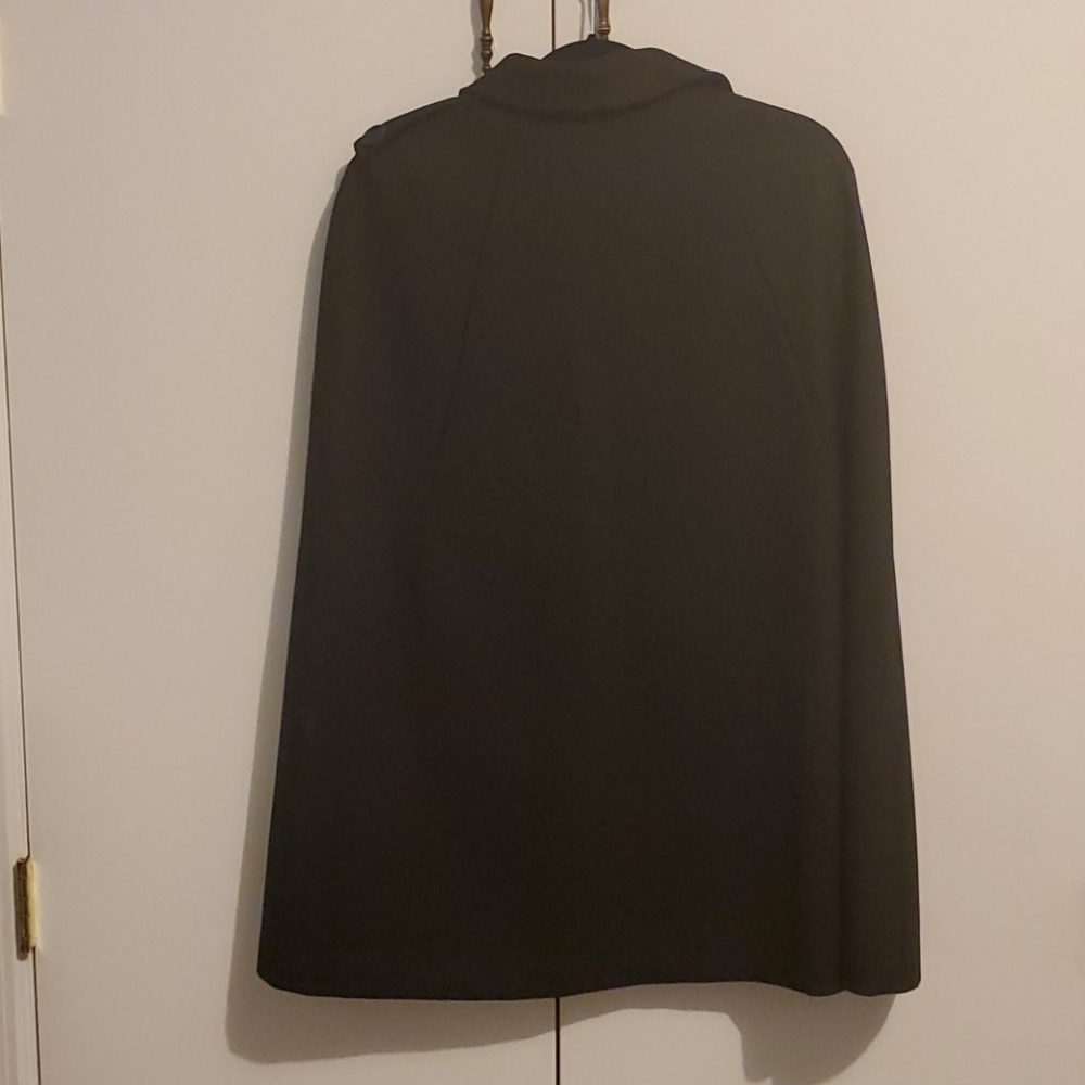 Cape - Picture 3 of 4